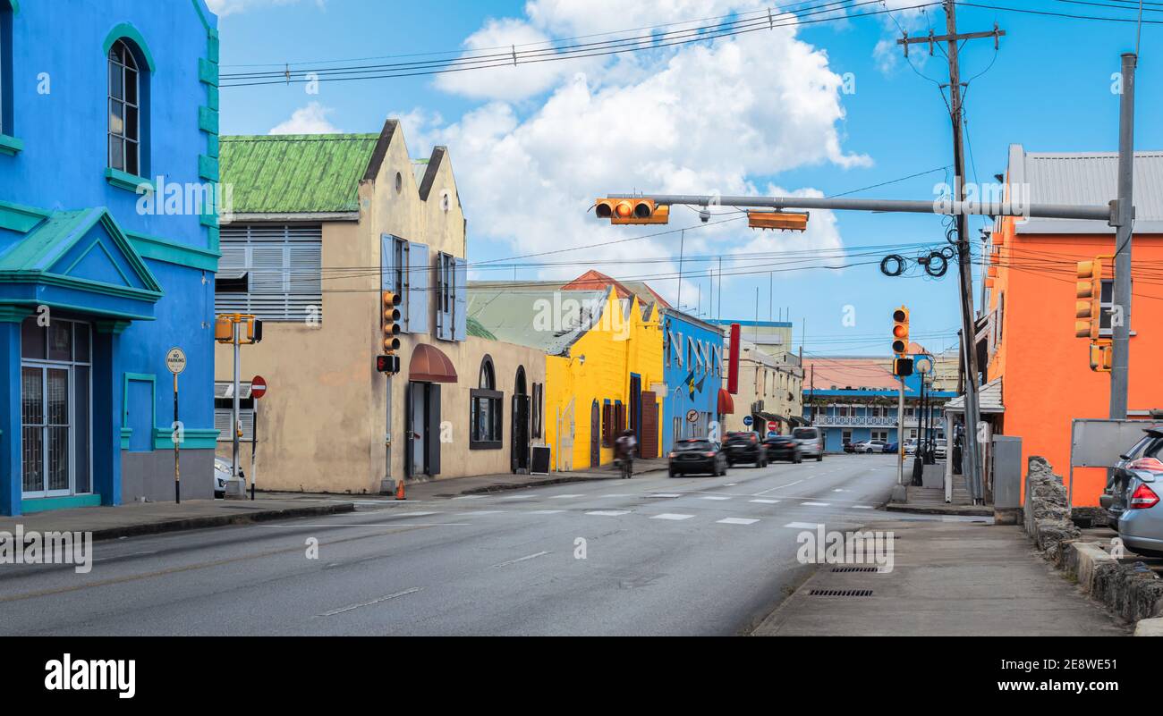 Via ed edifici colorati a Bridgetown, Barbados. Foto Stock