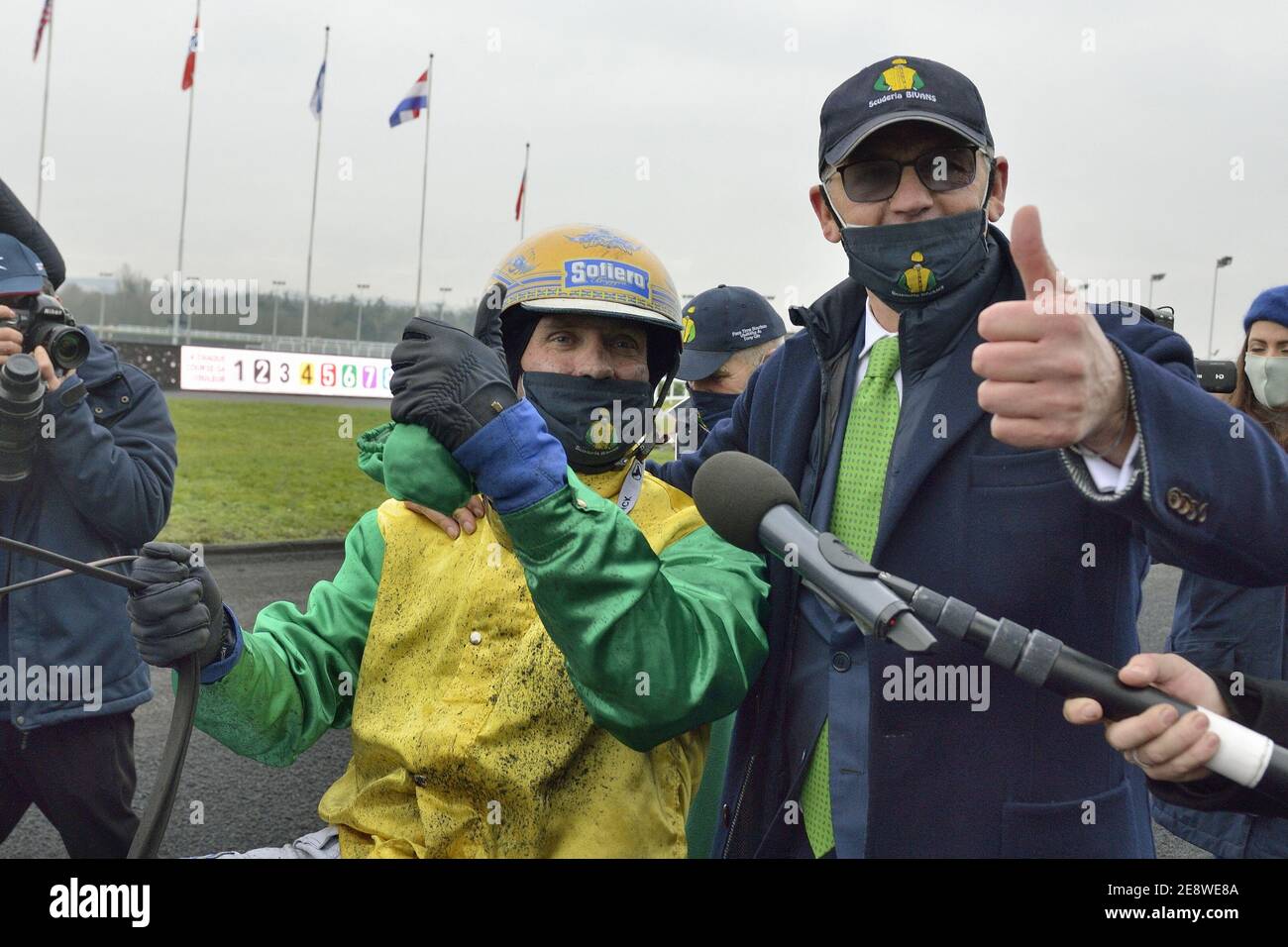 Handout photo of Bjorn Goop (qui con e Antonio somma) al volante Face Time Bourbon ha vinto il Prix d'Amerique nell'incontro di Vincennes all'Ippodromo De Vincennes il 31 gennaio 2021 a Parigi, Francia. Foto di le Trot via ABACAPRESS.COM Foto Stock