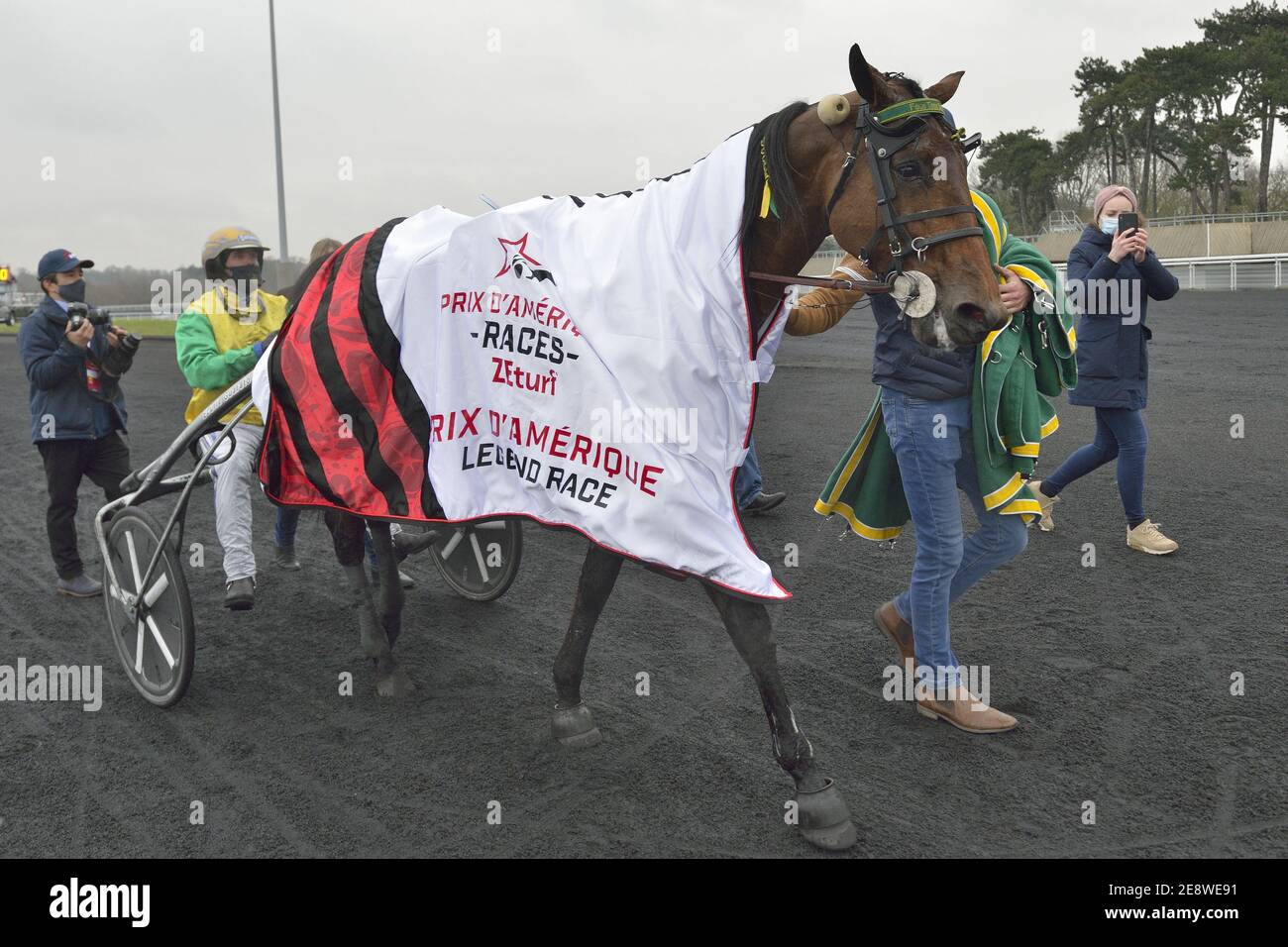 Handout photo of Bjorn Goop Driving Face Time Bourbon ha vinto il Prix d'Amerique all'incontro di Vincennes all'Ippodromo De Vincennes il 31 gennaio 2021 a Parigi, Francia. Foto di le Trot via ABACAPRESS.COM Foto Stock