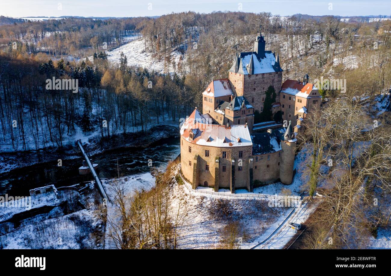 Kriebstein, Germania. 27 gennaio 2021. Il Castello di Kriebstein sorge nel cuore della Valle di Zschopau, innevata. Fondato nel XIV secolo, il castello è una destinazione popolare ed è considerato il castello più bello della Sassonia. (Vista aerea con drone) Credit: Jan Woitas/dpa-Zentralbild/ZB/dpa/Alamy Live News Foto Stock