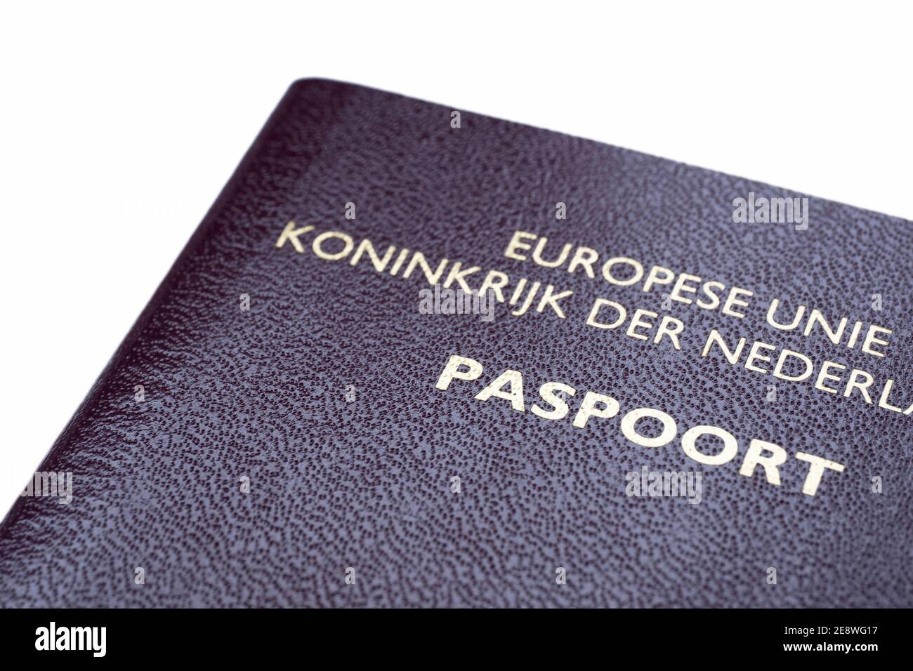 Olandese Passport closeup, isolato su sfondo bianco Foto Stock