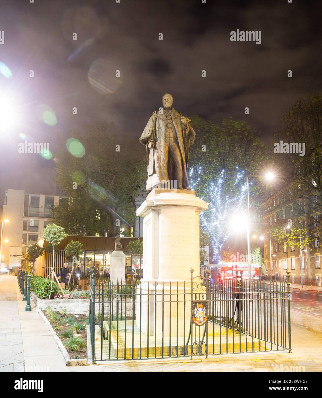 La statua è di Samuel Burne Bevington, il primo sindaco di Bermondsey e fu eretta nel 1911. Foto Stock