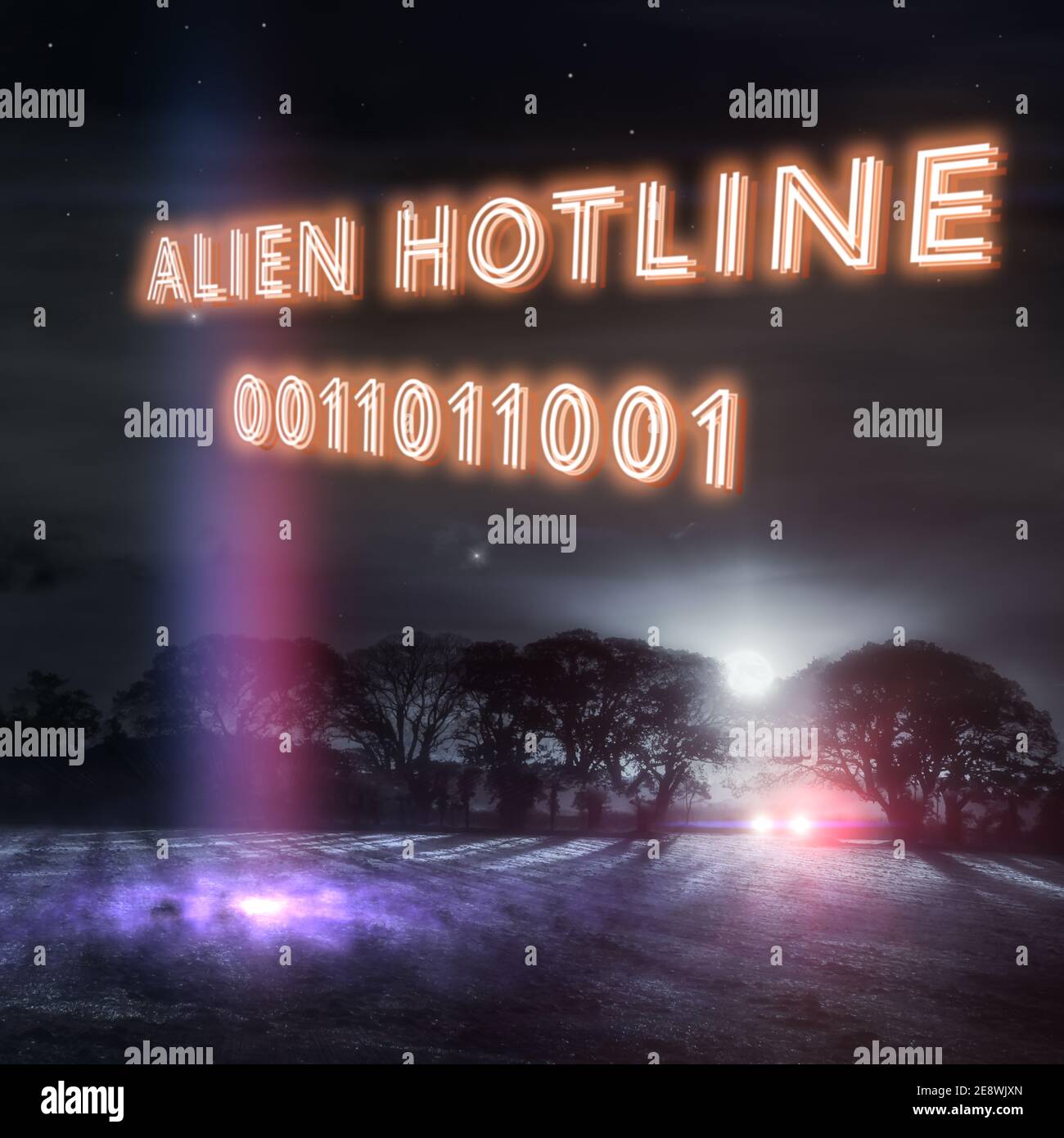 Slogan 'Alien Hotline' con luci di atterraggio UFO e fari di un'auto in un campo notturno inverni bui. Parte di una serie di divertenti disegni UFO di Simon Bratt Foto Stock