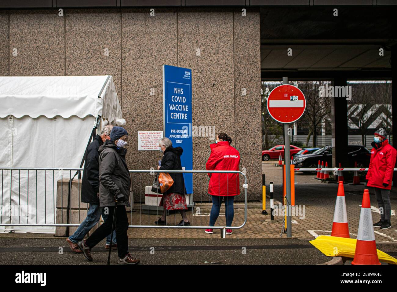 WEMBLEY LONDON, REGNO UNITO 1 FEBBRAIO 2021. La gente arriva per i loro appuntamenti al centro di vaccino di covid di NHS a Wembley. Un record di 598,389 persone avevano ricevuto la loro prima vaccinazione di covidio in un giorno in tutto il Regno Unito il sabato, secondo NHS Inghilterra e tutti i residenti idonei in case di cura erano stati offerti jab: amer Ghazzal / Alamy Live News Foto Stock