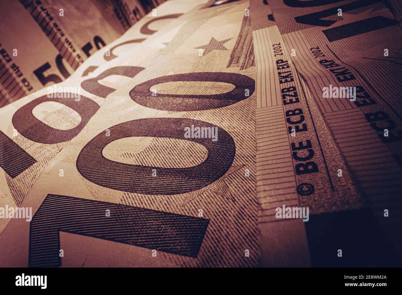 Tema valuta europea. Euro banconote in contanti su una tabella primo piano. Tema settore bancario. Foto Stock