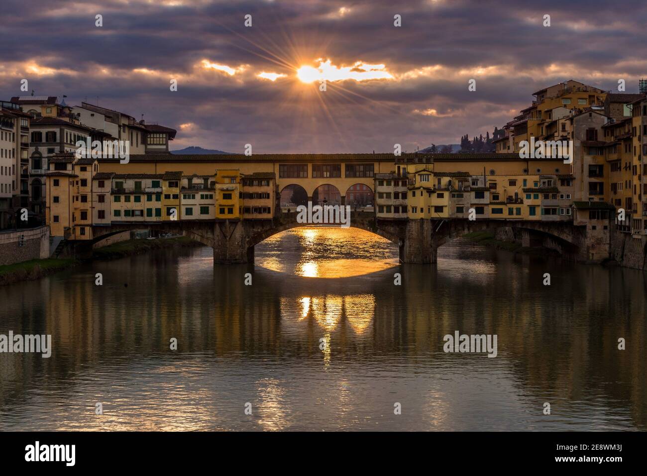 un raggio di sole improvvisamente esce da una tempesta Cielo sopra il ponte Vecchio di Firenze all'alba Foto Stock