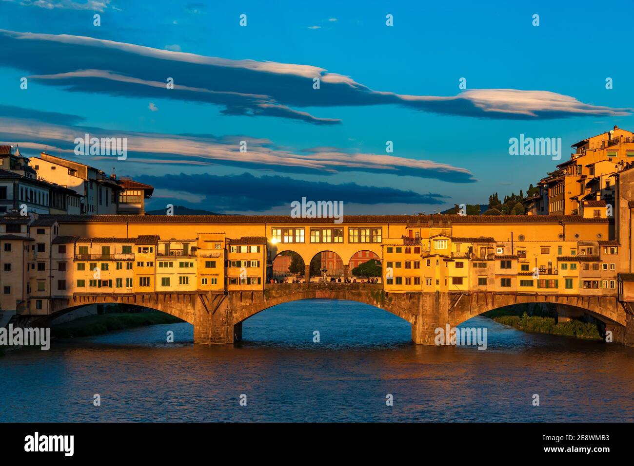 Il famoso Ponte Vecchio di Firenze catturato all'oro ora con alcune strane nuvole nel cielo Foto Stock