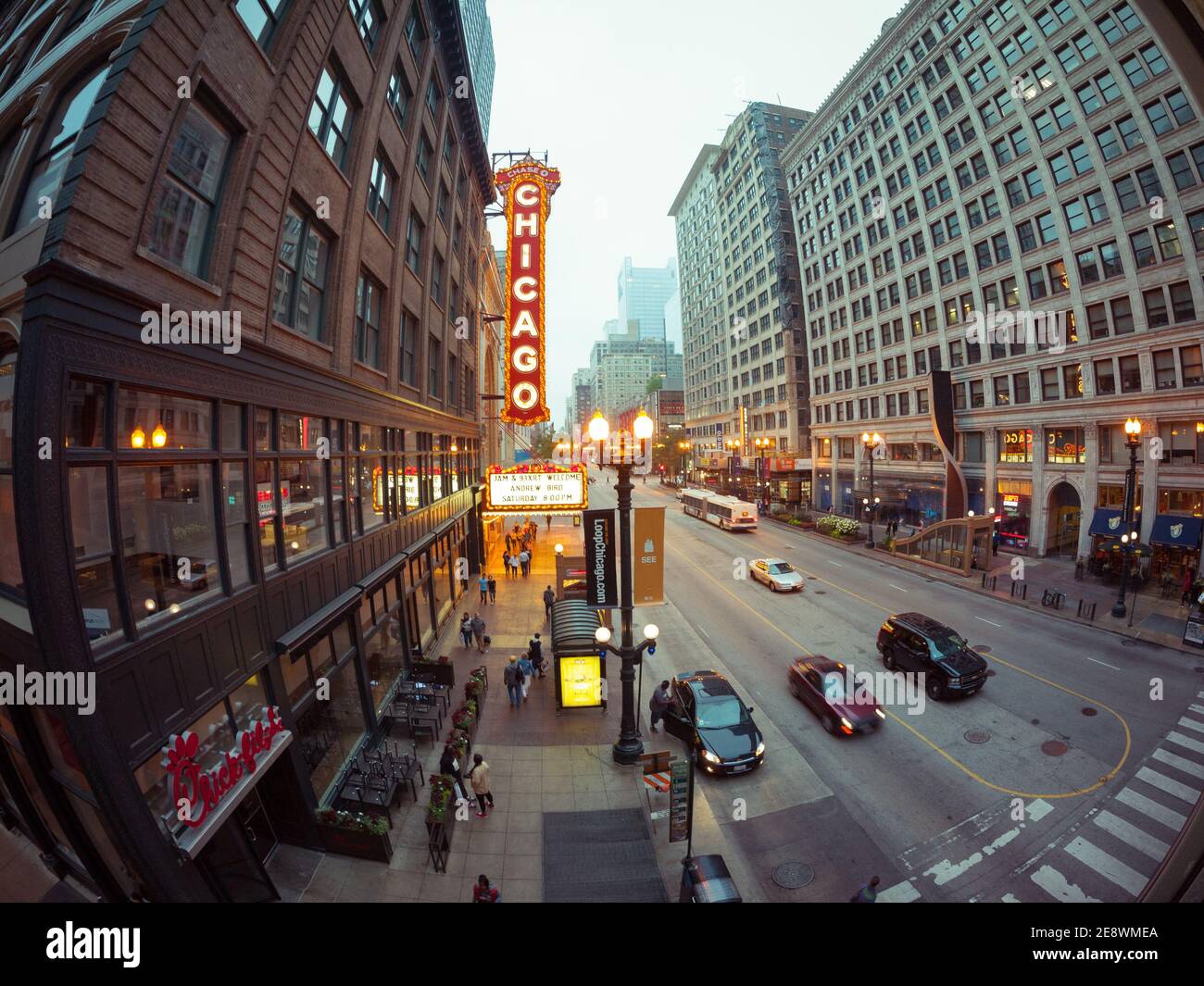 La mattina presto, grandangolare, vista fisheye di North state Street e del Chicago Theatre Marquee a Chicago, Illinois. Foto Stock