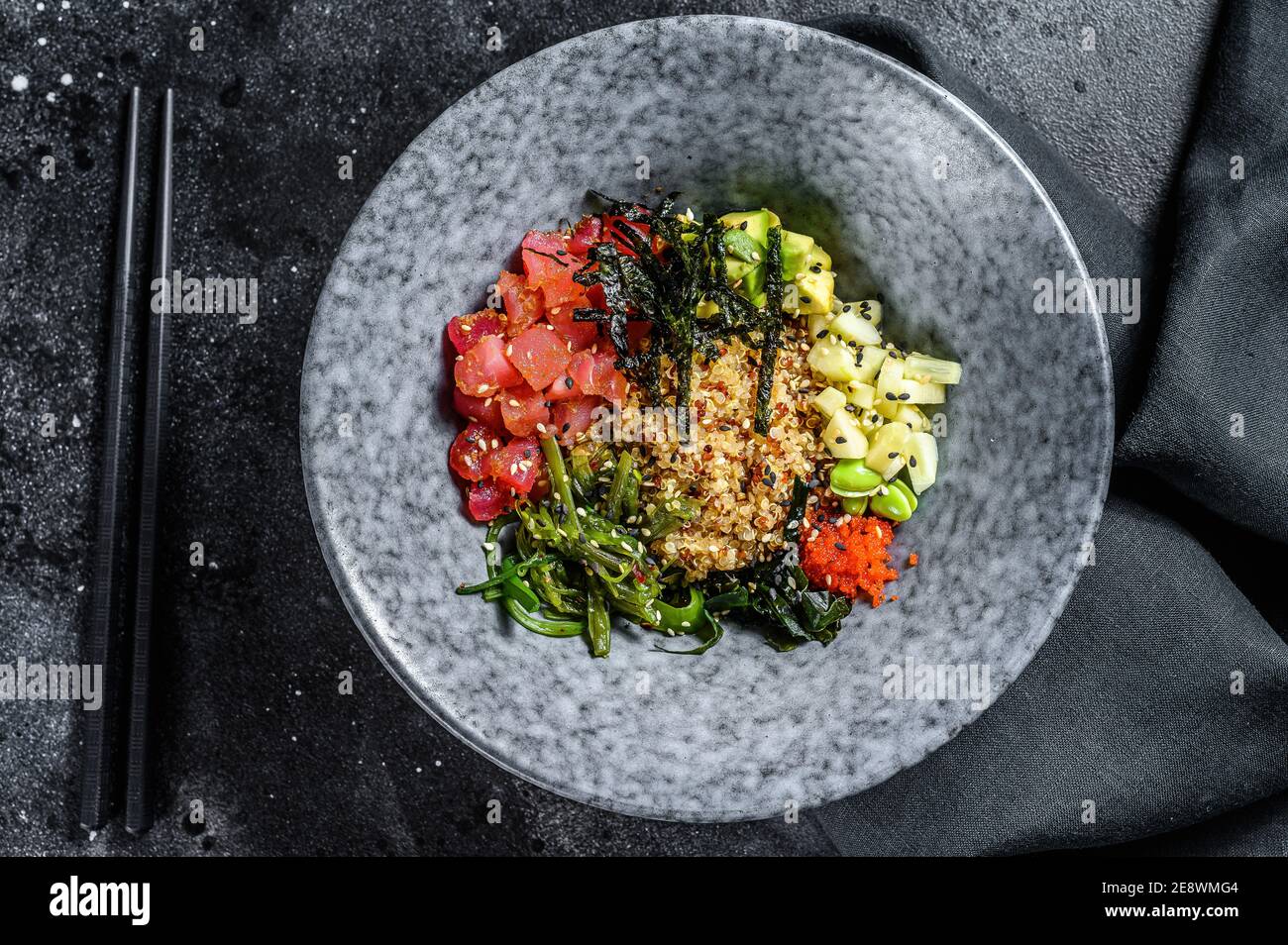 Ciotola con tonno crudo e verdure. Piatto hawaiano. Concetto di alimentazione sana. Sfondo nero. Vista dall'alto Foto Stock