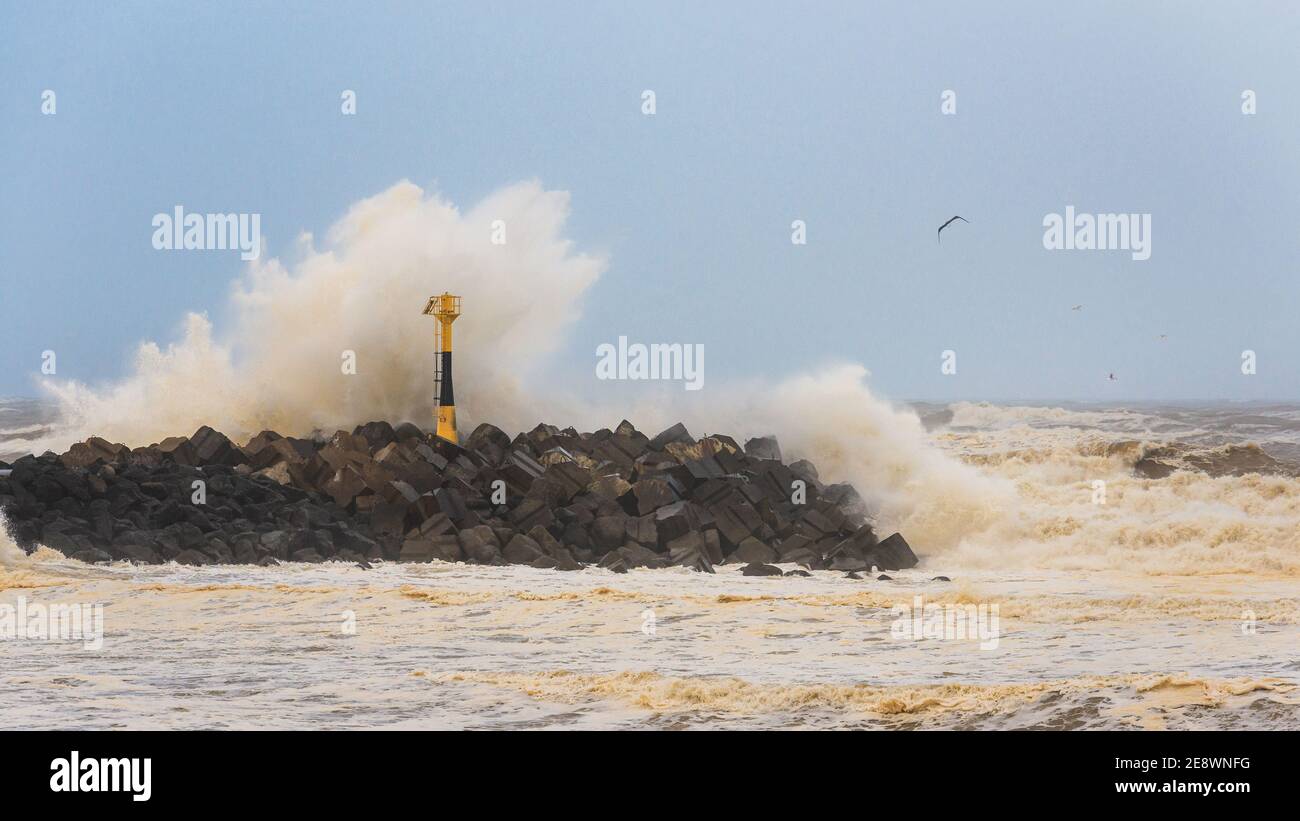 Grande ondata di rottura, tempo tempestoso sulla costa atlantica, Francia Foto Stock