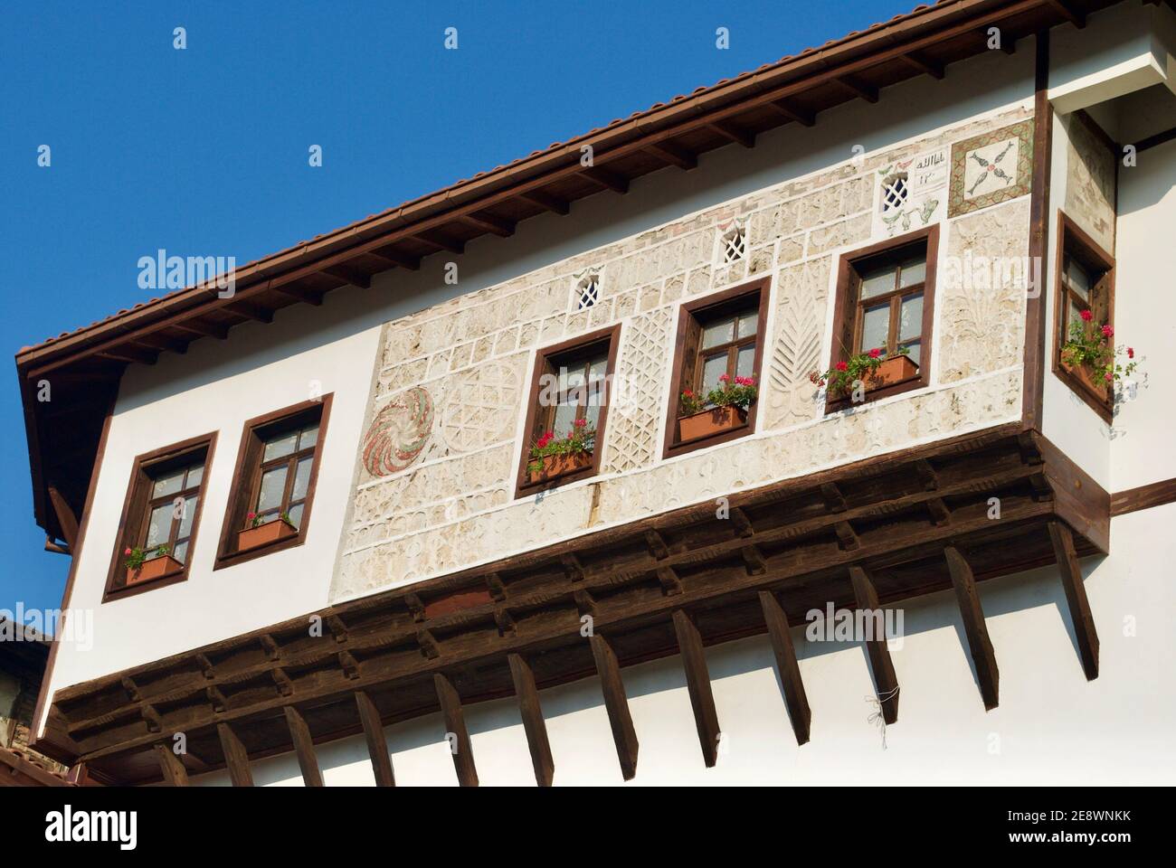 Basso angolo di tradizionale ottomana casa finestre contro il cielo blu a Safranbolu, Turchia. Sito patrimonio dell'umanità dell'UNESCO. Foto Stock