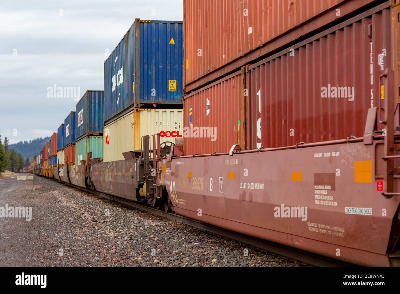 Una linea di auto intermodali per container well attraverso il cantiere ferroviario BNSF a Troy, Montana. Burlington Northern e Santa Fe Railway sono state formate nel 1996, p. Foto Stock