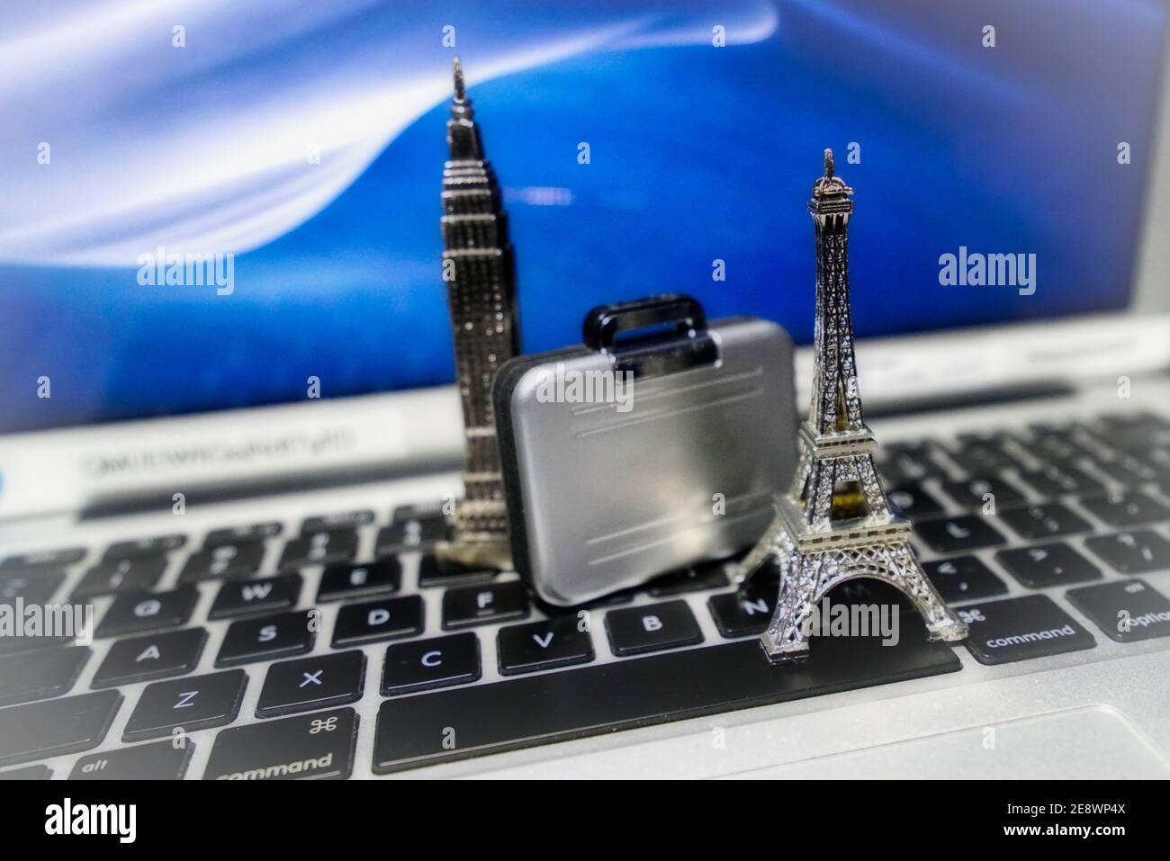 Montreal,Quebec,Canada,Gennaio 10,2021.Concept di shopping su internet per un viaggio vacation.Montreal,Quebec,Canada.Credit:Mario Beauregard/Alamy Notizie Foto Stock