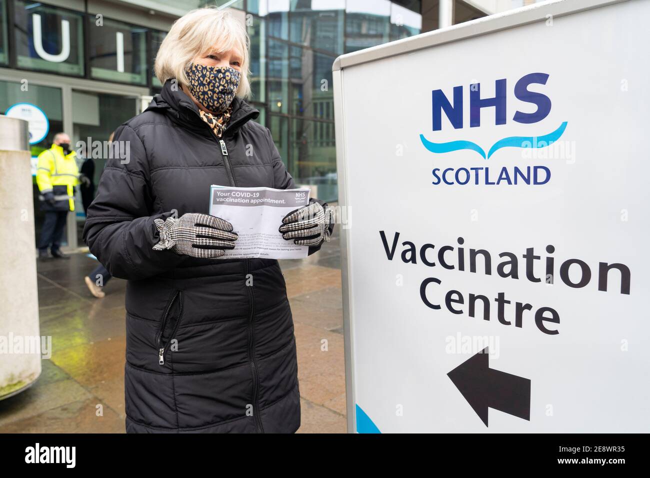 Edimburgo, Scozia, Regno Unito. 1 febbraio 2021. Il centro vaccinazioni Mass Covid-19 apre oggi all'EICC (Edinburgh International Conference Centre) di Edimburgo. I membri del pubblico con gli appuntamenti arrivano per le loro vaccinazioni. PIC; Joyce Tucker da Edimburgo arriva con la sua lettera di appuntamento da NHS Scozia. Iain Masterton/Alamy Live News Foto Stock