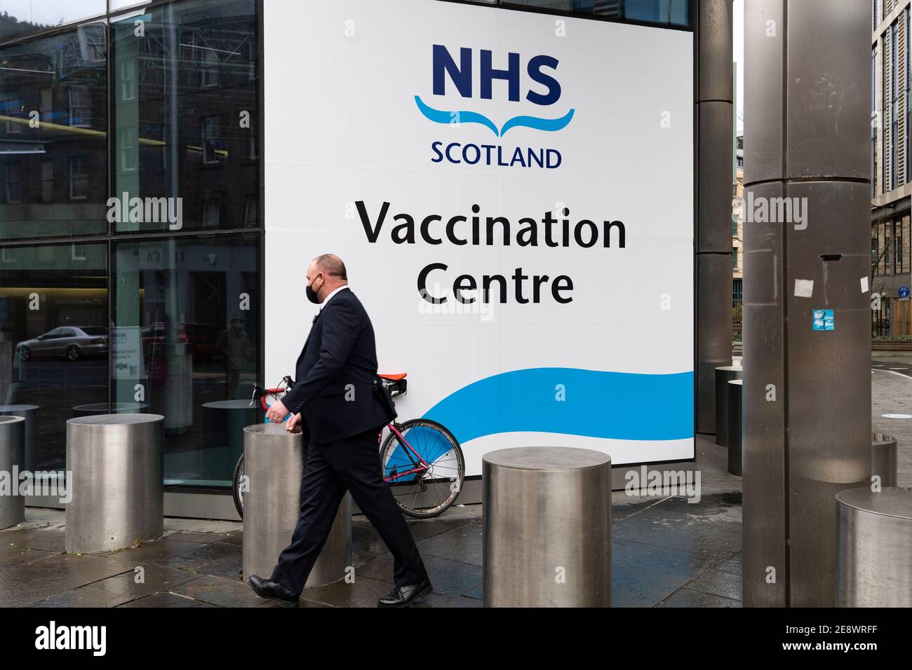 Edimburgo, Scozia, Regno Unito. 1 febbraio 2021. Il centro vaccinazioni Mass Covid-19 apre oggi all'EICC (Edinburgh International Conference Centre) di Edimburgo. I membri del pubblico con gli appuntamenti arrivano per le loro vaccinazioni. Iain Masterton/Alamy Live News Foto Stock