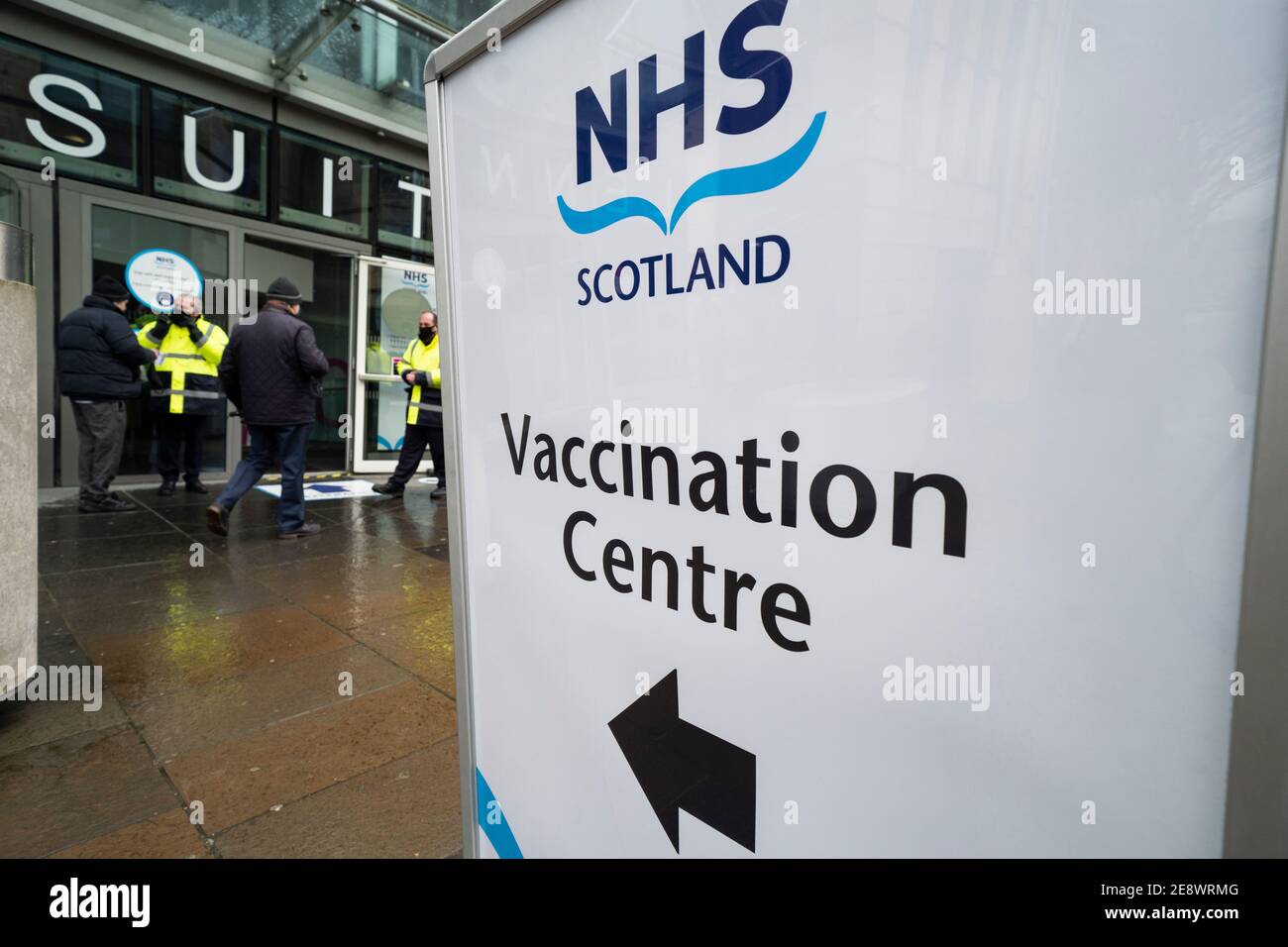 Edimburgo, Scozia, Regno Unito. 1 febbraio 2021. Il centro vaccinazioni Mass Covid-19 apre oggi all'EICC (Edinburgh International Conference Centre) di Edimburgo. I membri del pubblico con gli appuntamenti arrivano per le loro vaccinazioni. Iain Masterton/Alamy Live News Foto Stock