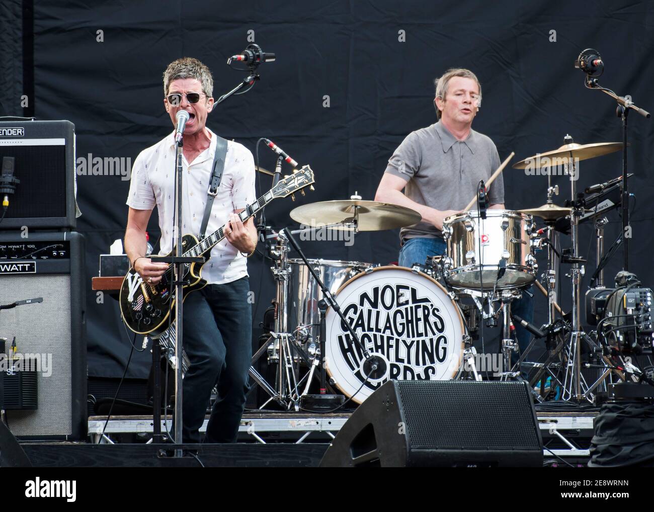 Noel Gallagher e gli High Flying Birds si esibiscono in diretta sul palco allo stadio Twickenham di Twickenham, Londra. Foto Stock