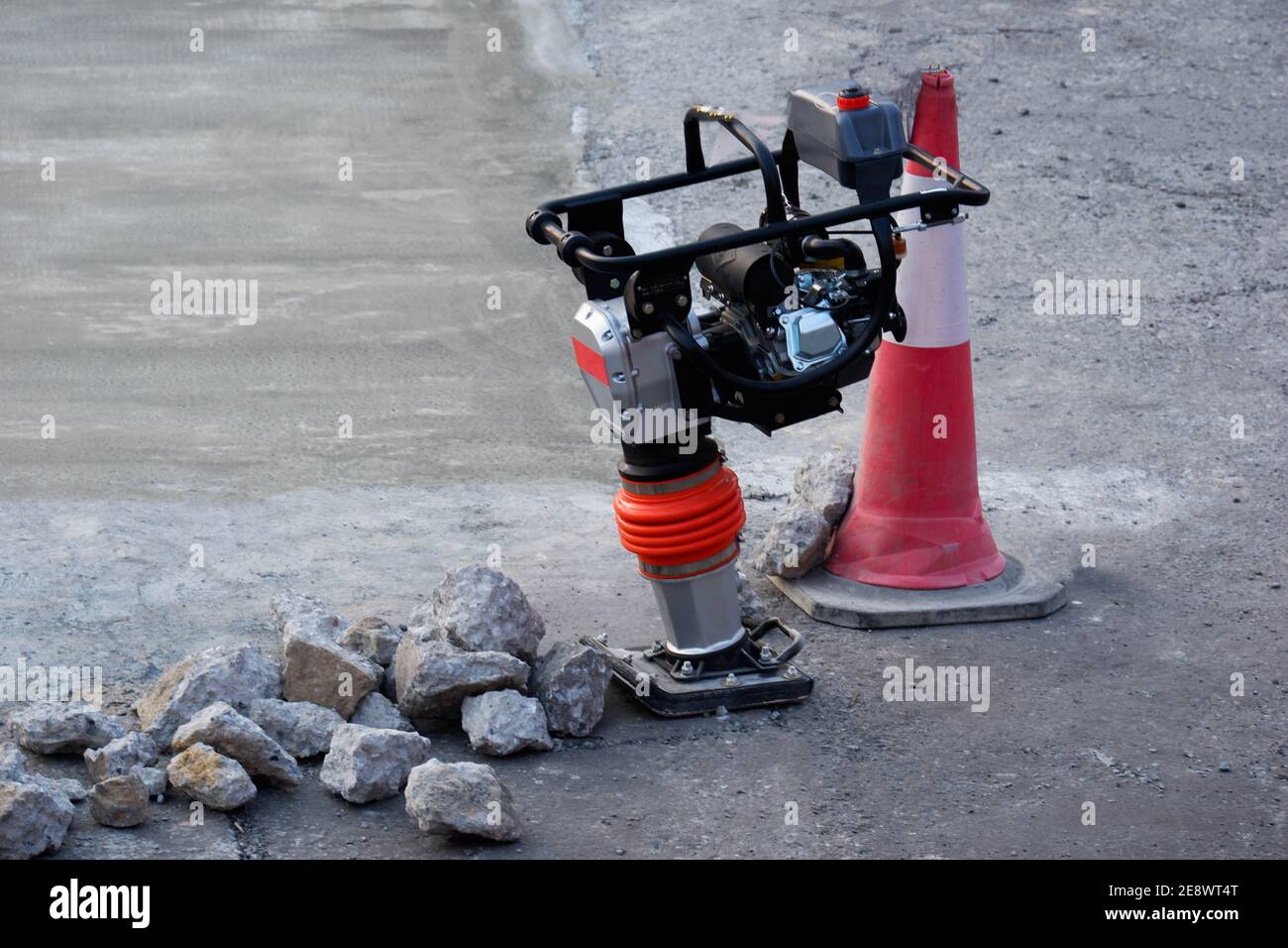 Compattatore vibrante per terreno, macchina sagomatrice per piastre di base Foto Stock