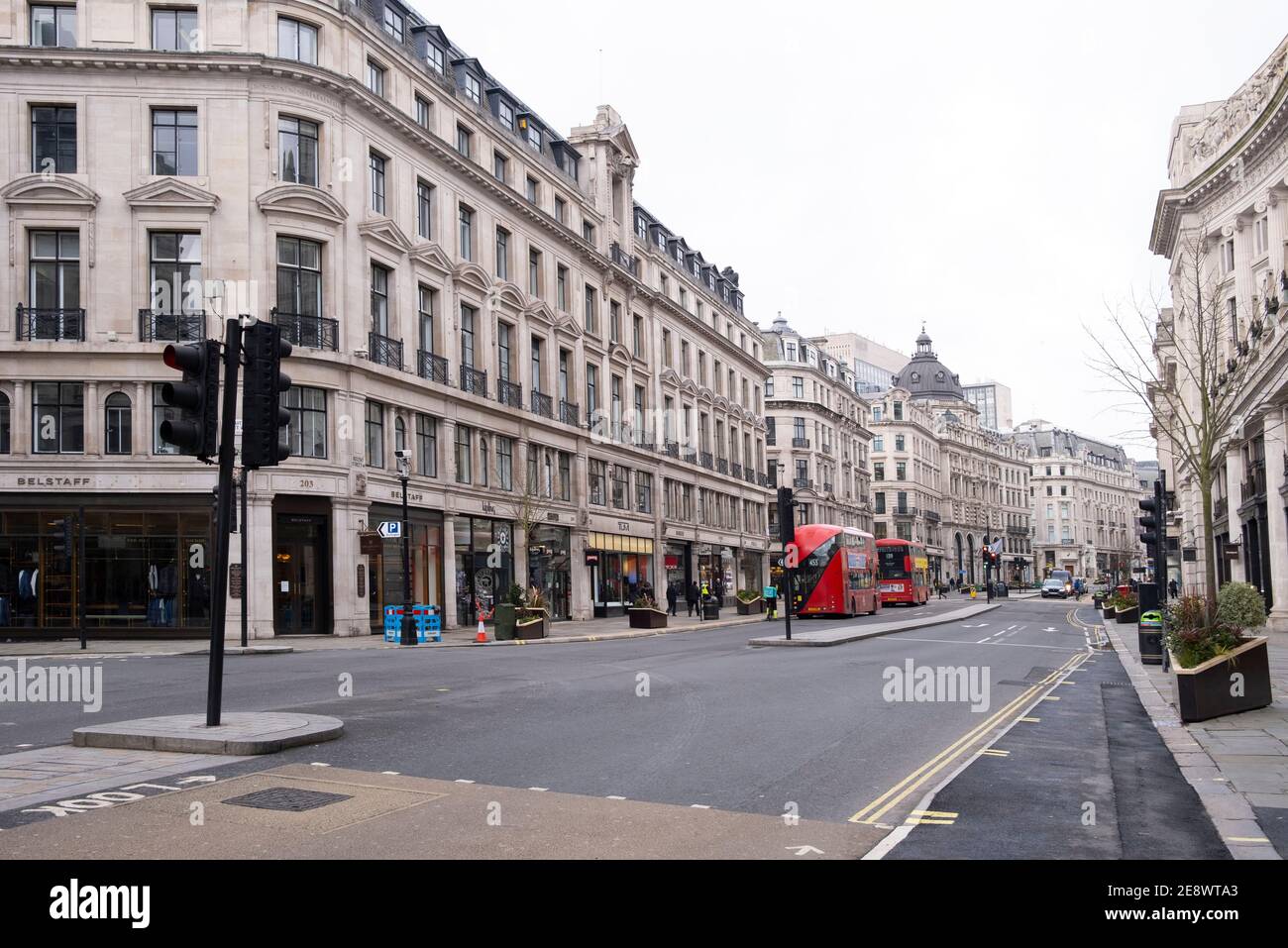Gli autobus passano attraverso negozi e ristoranti chiusi lungo Regent Street durante la pandemia. Londra, Regno Unito Foto Stock