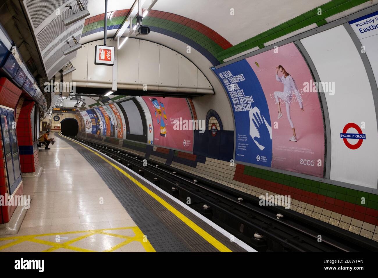 Una piattaforma a tubo vuoto a Piccadilly Circus durante la pandemia. Londra, Regno Unito Foto Stock