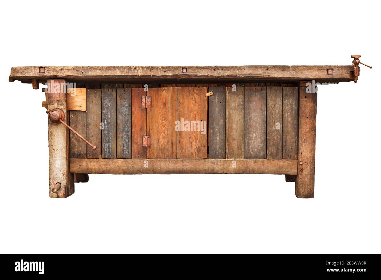 Vecchio falegname di legno da lavoro panca isolato su uno sfondo bianco Foto Stock