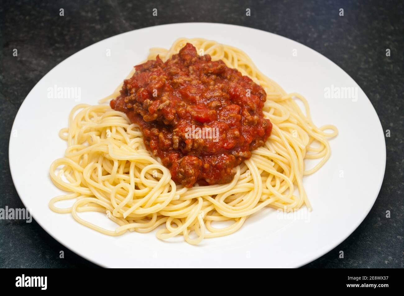 Spaghetti Bolegnese su una piastra bianca Foto Stock