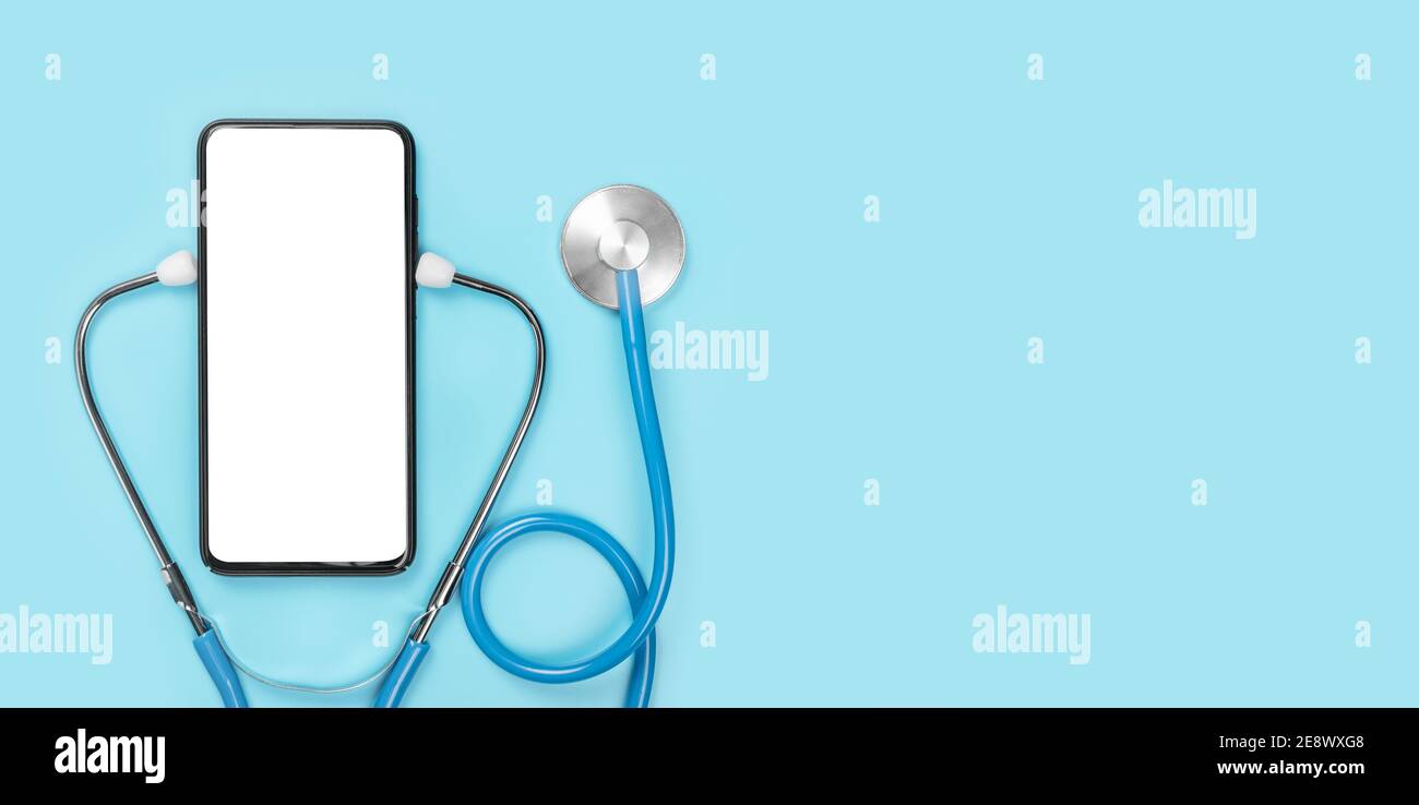 Il mockup del telefono con lo stetoscopio controlla lo stato. Comunicazione on-line della clinica medica con il paziente. Concetto di telemedicina. Medico online Foto Stock