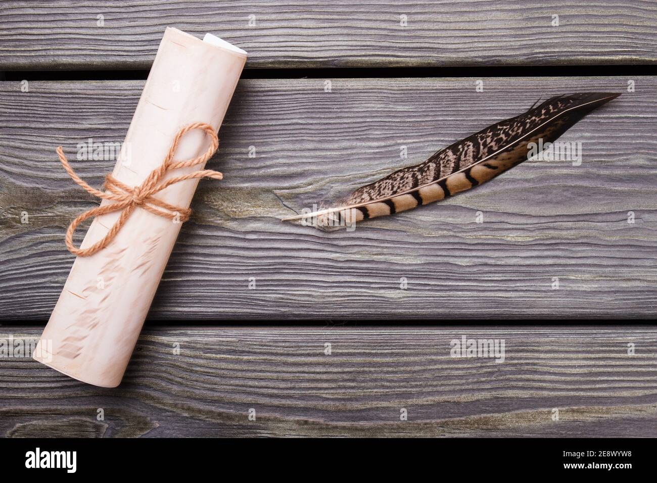 Vecchio scroll e quill. Foto Stock