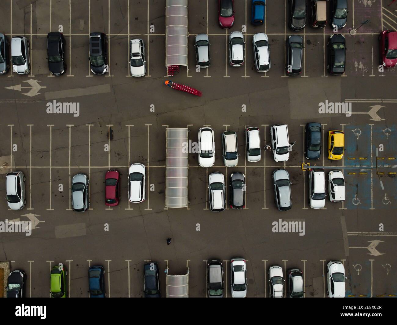 Parcheggio ipermercato con vista sul drone Foto Stock