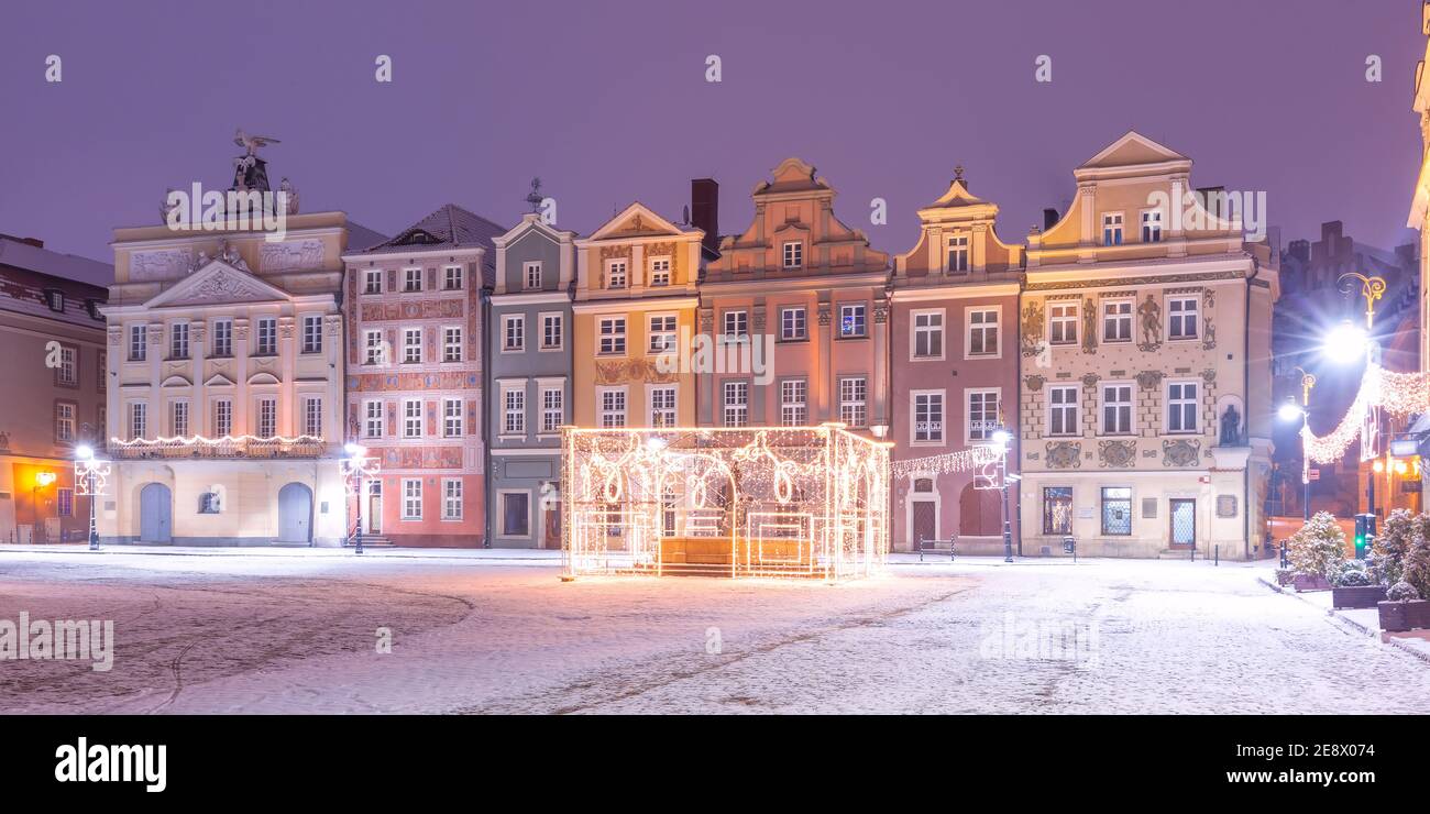 Vista panoramica con le case dei mercanti e la fontana decorata in Piazza del mercato Vecchio nella Città Vecchia nella notte di Natale, Poznan, Polonia Foto Stock