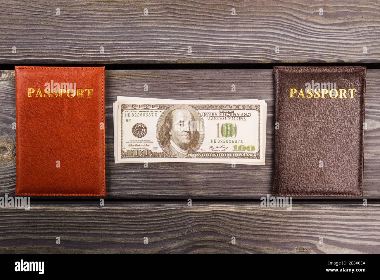 Passaporti e denaro a giacitura piatta. Foto Stock