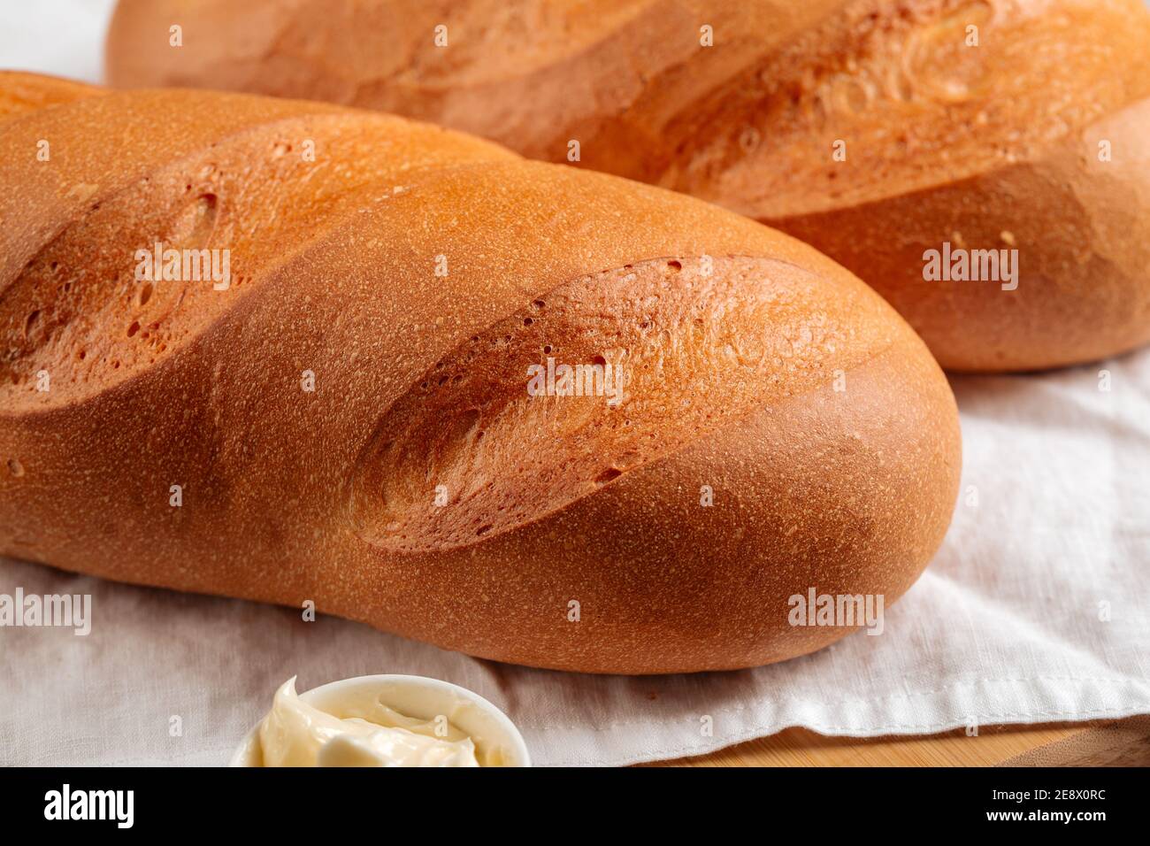 Pane bianco con burro e caffè Foto Stock