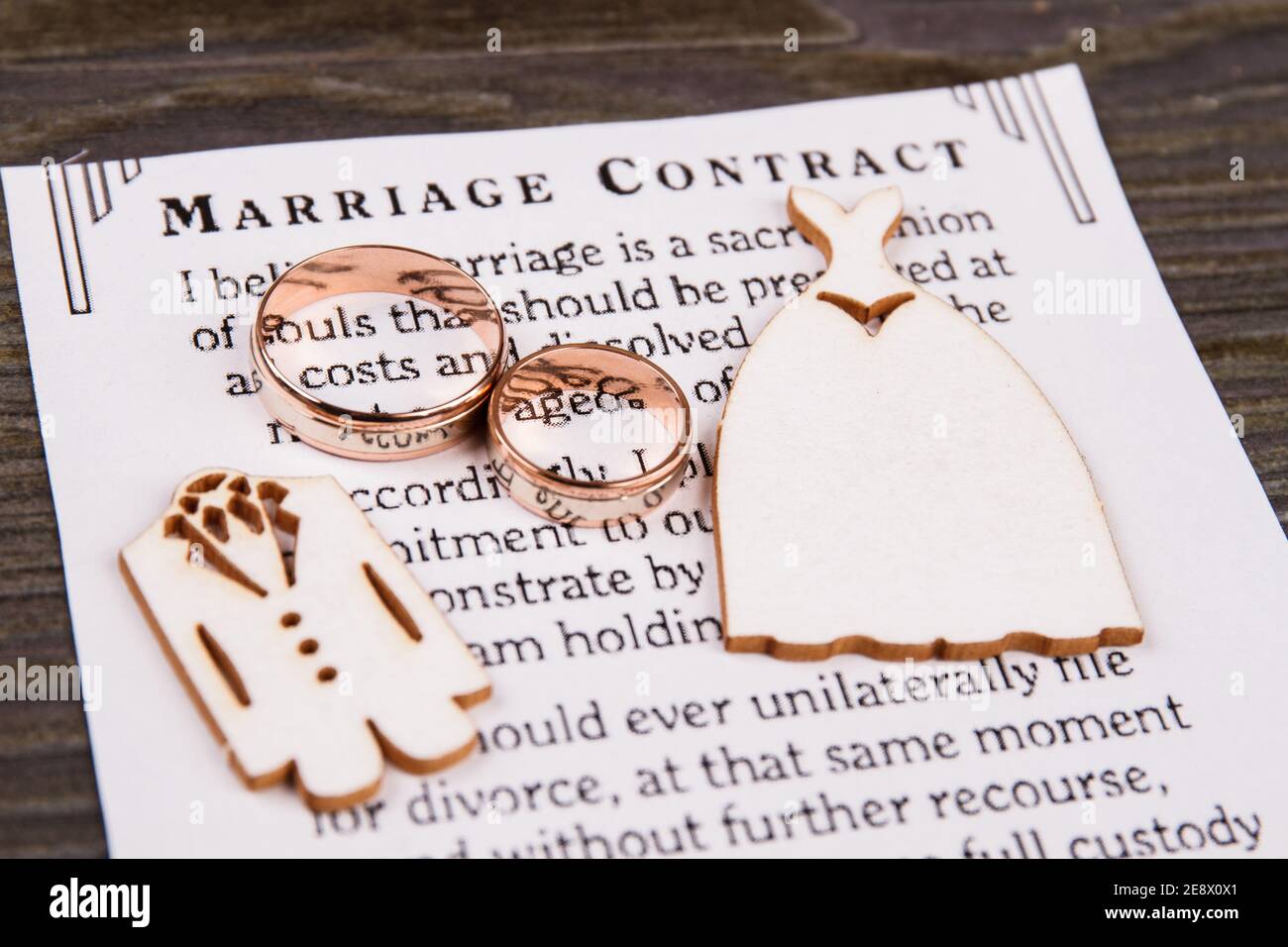 Due anelli e il contratto di matrimonio. Foto Stock