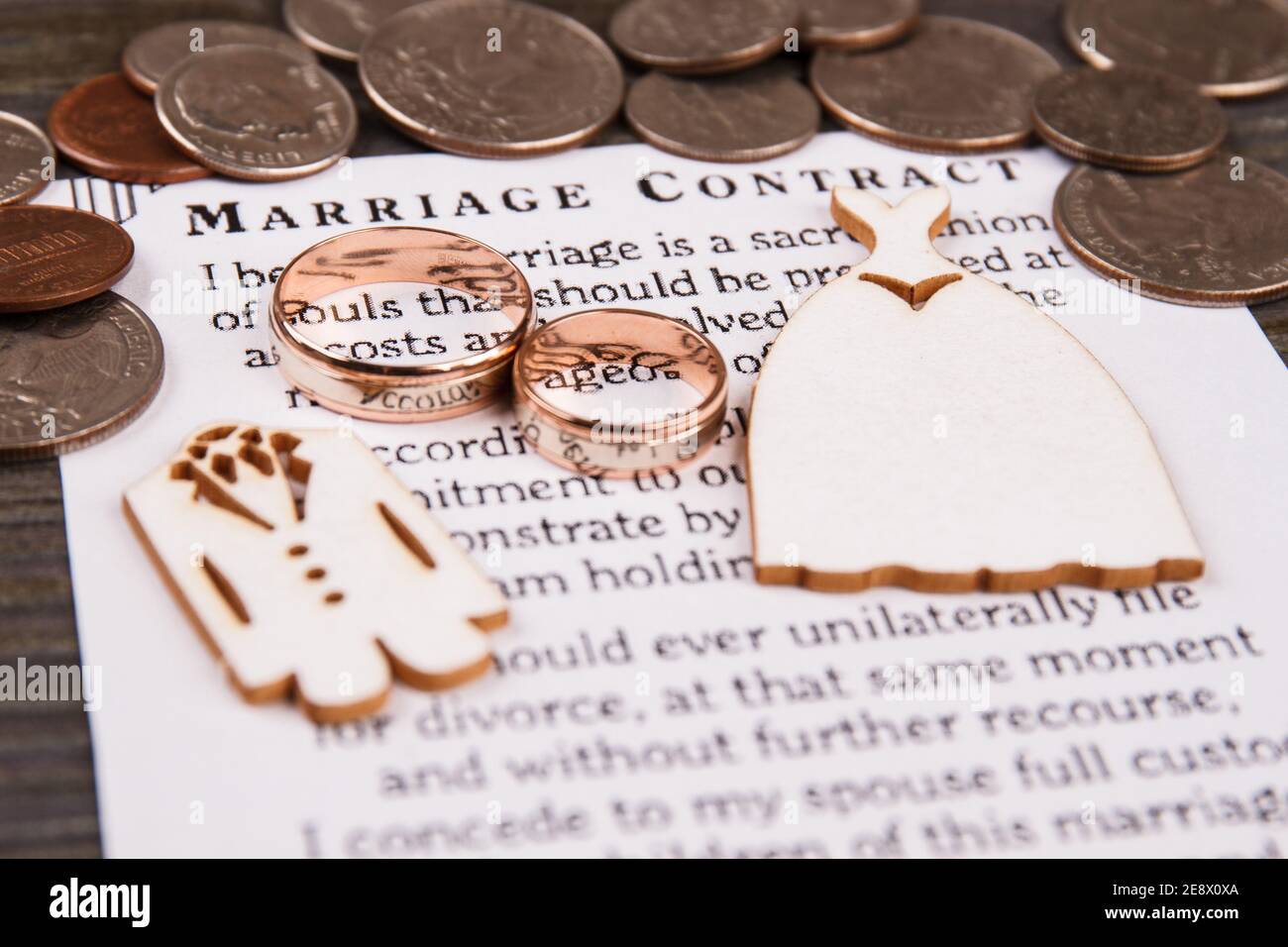 Anelli d'oro e contratto di matrimonio. Foto Stock