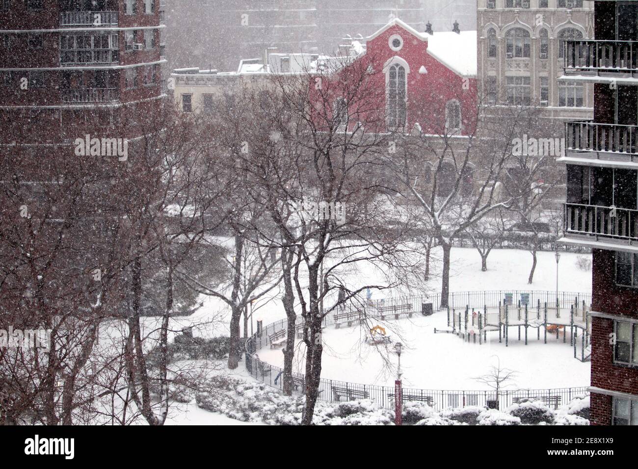 New York City, New York, Stati Uniti. 1 gennaio 2021. La neve cade in un piccolo parco nella sezione Chelsea di Manhattan come una grande tempesta di neve ha coperto l'area di New York City oggi. Si prevede che la città potrebbe ottenere fino a due piedi di neve prima che la tempesta si sottomette Credit: Adam Stoltman / Alamy Live News Foto Stock