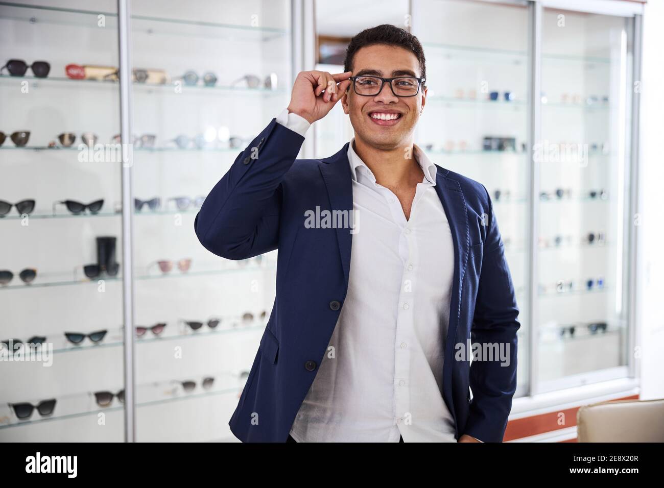 Uomo in un paio di occhiali in posa per la fotocamera Foto Stock