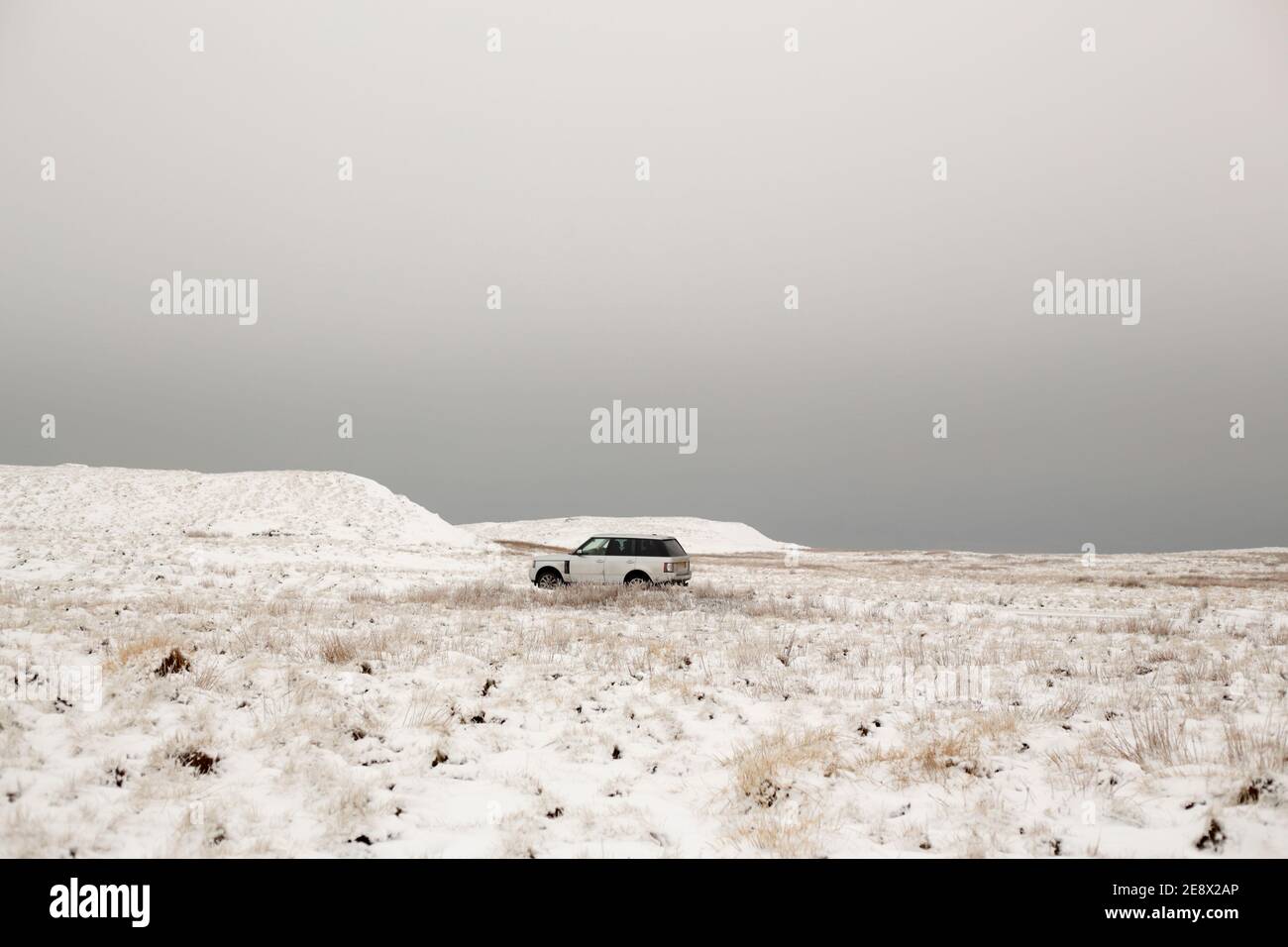Range Rover attraversa un paesaggio innevato nello Shropshire, Inghilterra, Regno Unito. Foto Stock