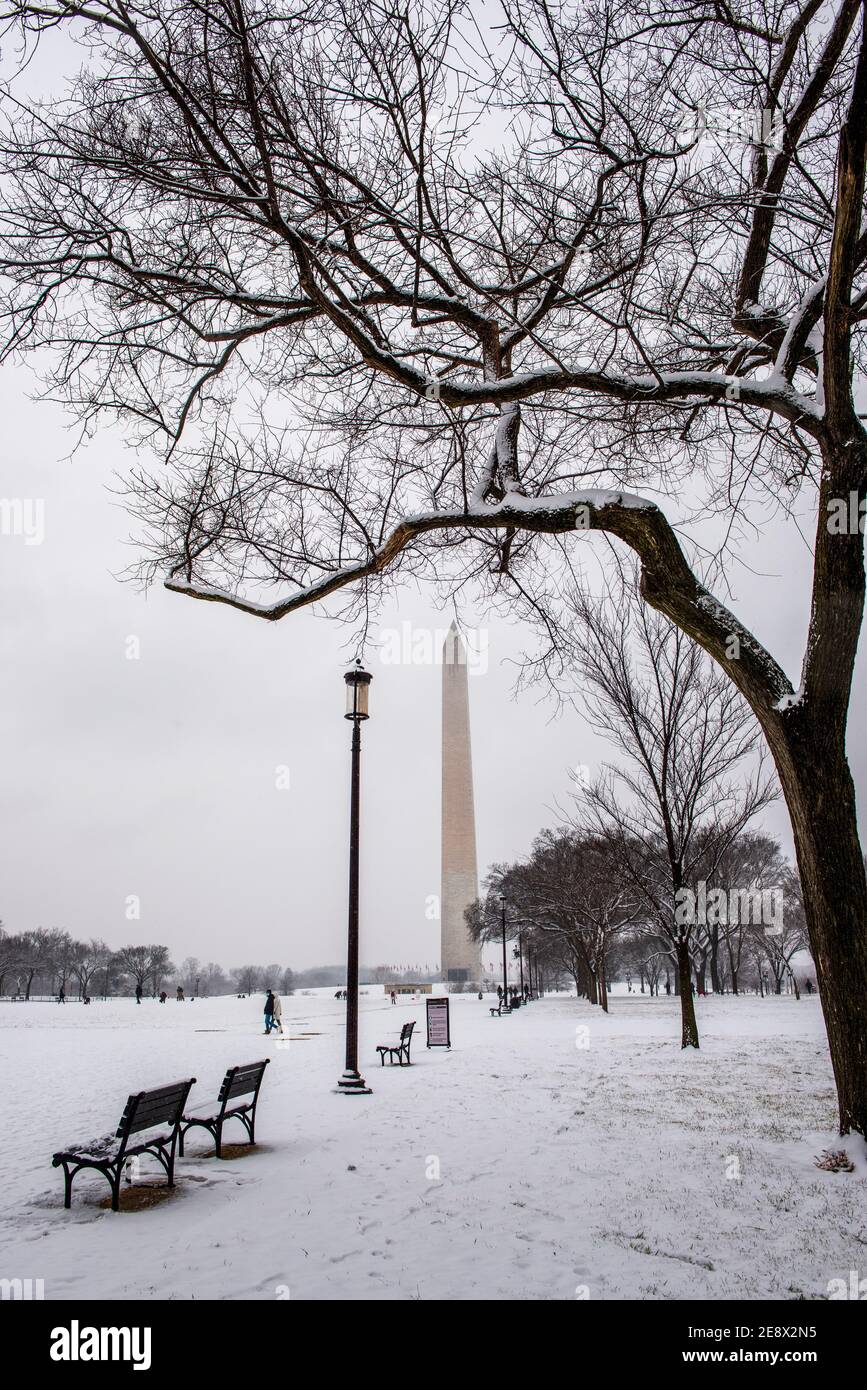 Il Washington Monument e il National Mall, durante una giornata di neve a Washington, D.C. Foto Stock