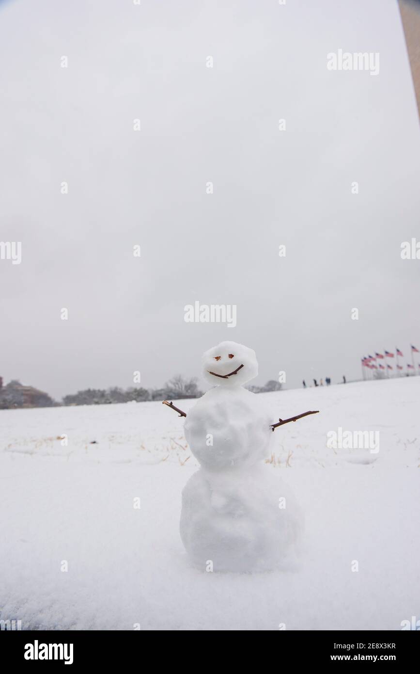 Un simpatico pupazzo di neve sorride durante una giornata invernale innevata a Washington, D.C. Foto Stock