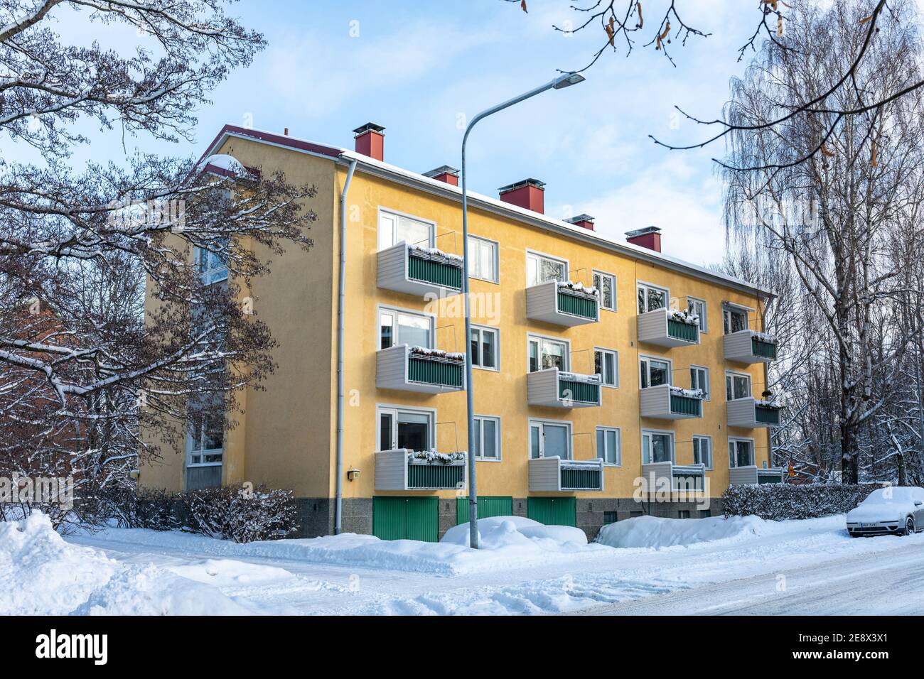 Edificio giallo durante l'inverno nel quartiere Munkkiniemi di Helsinki, Finlandia Foto Stock