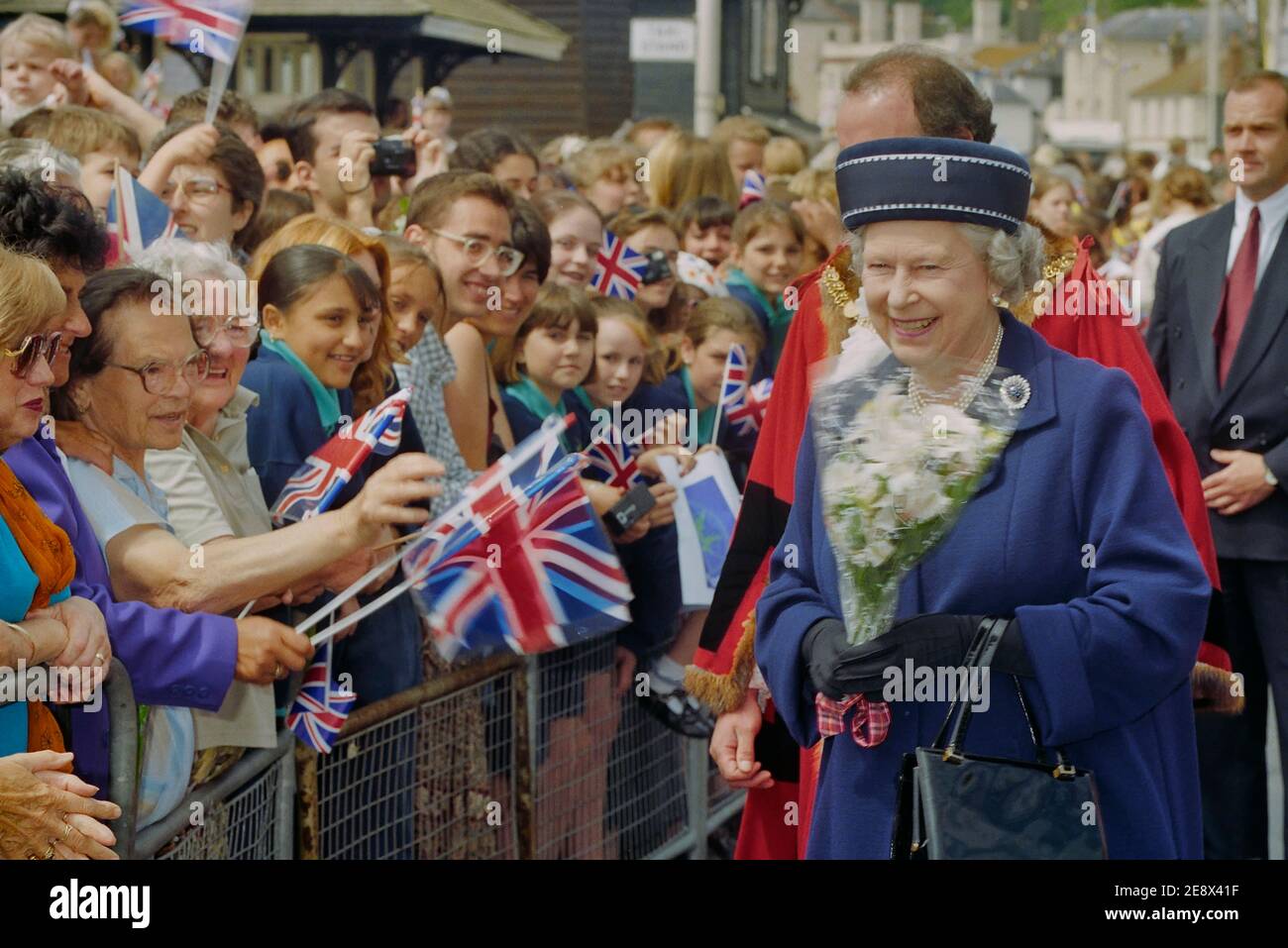 Una sorridente Regina Elisabetta II in visita alla Città Vecchia di Hastings, East Sussex, Inghilterra, Regno Unito. 6 giugno 1997 Foto Stock