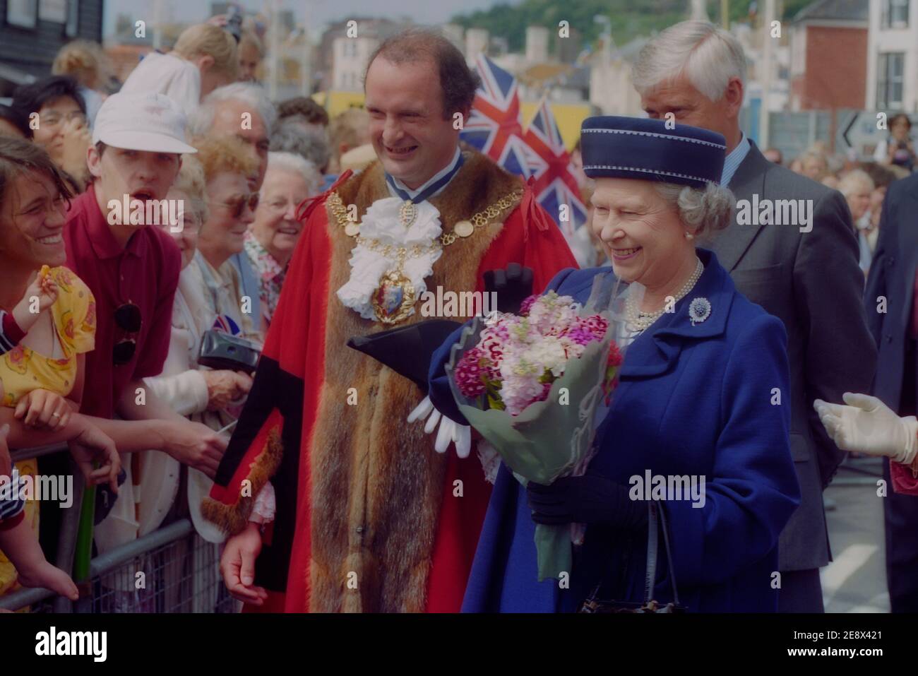 Una sorridente Regina Elisabetta II in visita alla Città Vecchia di Hastings, East Sussex, Inghilterra, Regno Unito. 6 giugno 1997 Foto Stock