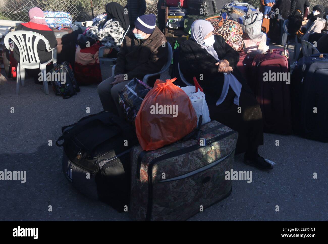 Egitto, GAZA. 1 febbraio 2021. (INT) le autorità egiziane aprono l'attraversamento di Rafah con Gaza. 1 febbraio 2021, Rafa, Gaza, Palestina: I palestinesi indossano maschere protettive in mezzo alla diffusione del Coronavirus (Covid 19), in attesa accanto ai loro bagagli per ottenere permessi di viaggio per attraversare il valico di Rafah nella striscia di Gaza meridionale, dopo aver annunciato che l'Egitto riaprirà dal 1 al 4 febbraio.Credit: Yousef Masoud/Thenews2. Credit: Yousef Masoud/TheNEWS2/ZUMA Wire/Alamy Live News Foto Stock