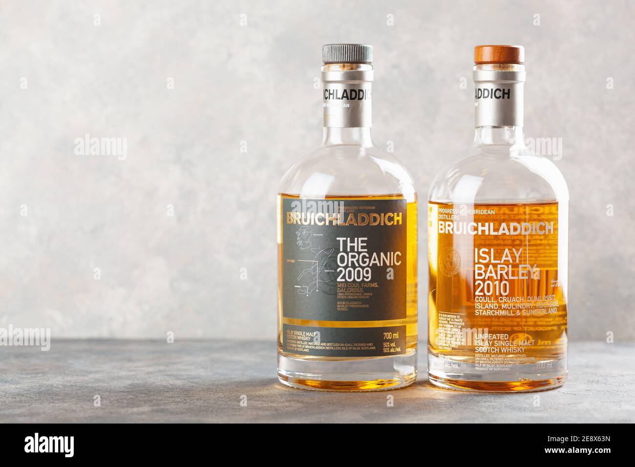 Trondheim, Norvegia - Maggio 20 2020: Bruichladdich single malt scotch whisky bottiglia e vetro Foto Stock