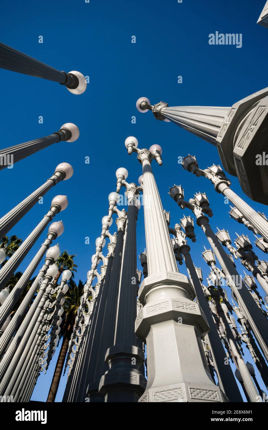 Luce urbana è una grande scultura di assemblaggio da Chris Burden situato presso il Wilshire Boulevard ingresso del Los Angeles County Museum of Art. Foto Stock