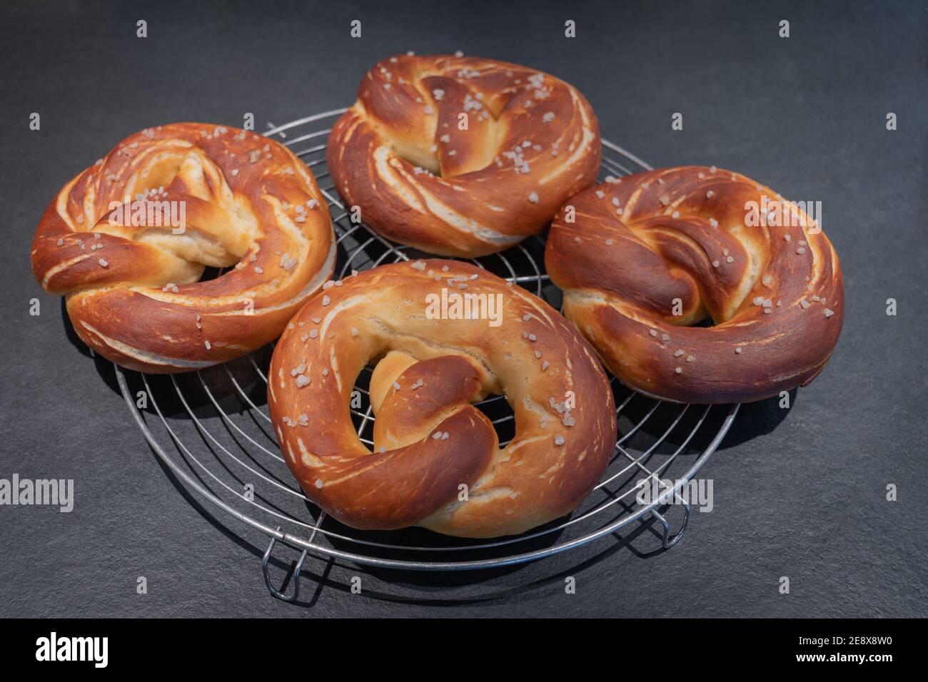 Pretzel bavaresi appena sfornati Foto Stock