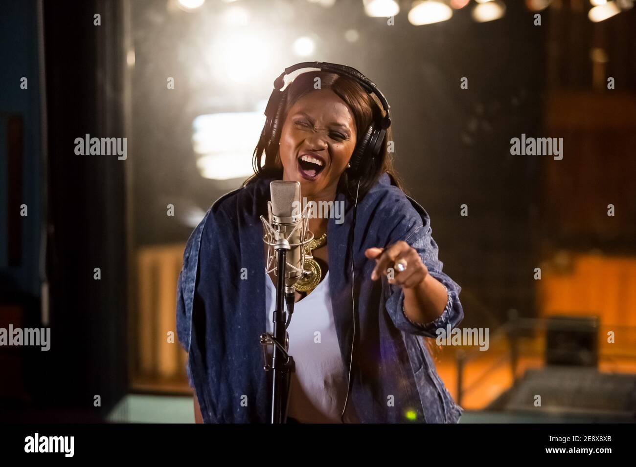 JOHANNESBURG, SUD AFRICA - 18 gennaio 2021: Johannesburg, Sud Africa - 29 aprile 2015: Waje cantante nigeriano che registra parte vocale sulla canzone Afro-pop in Foto Stock