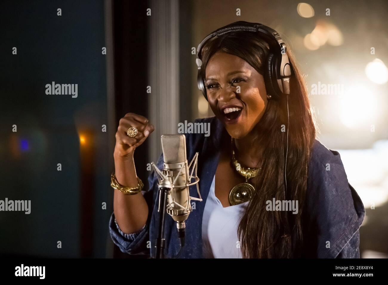 JOHANNESBURG, SUD AFRICA - 18 gennaio 2021: Johannesburg, Sud Africa - 29 aprile 2015: Waje cantante nigeriano che registra parte vocale sulla canzone Afro-pop in Foto Stock