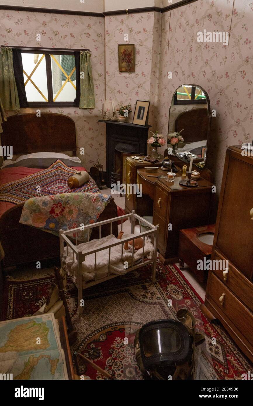 Una camera da letto degli anni '40 con culla per bambini presso l'Army Flying Museum, un museo dell'aviazione militare a Stockbridge, Hampshire, Regno Unito. Foto Stock