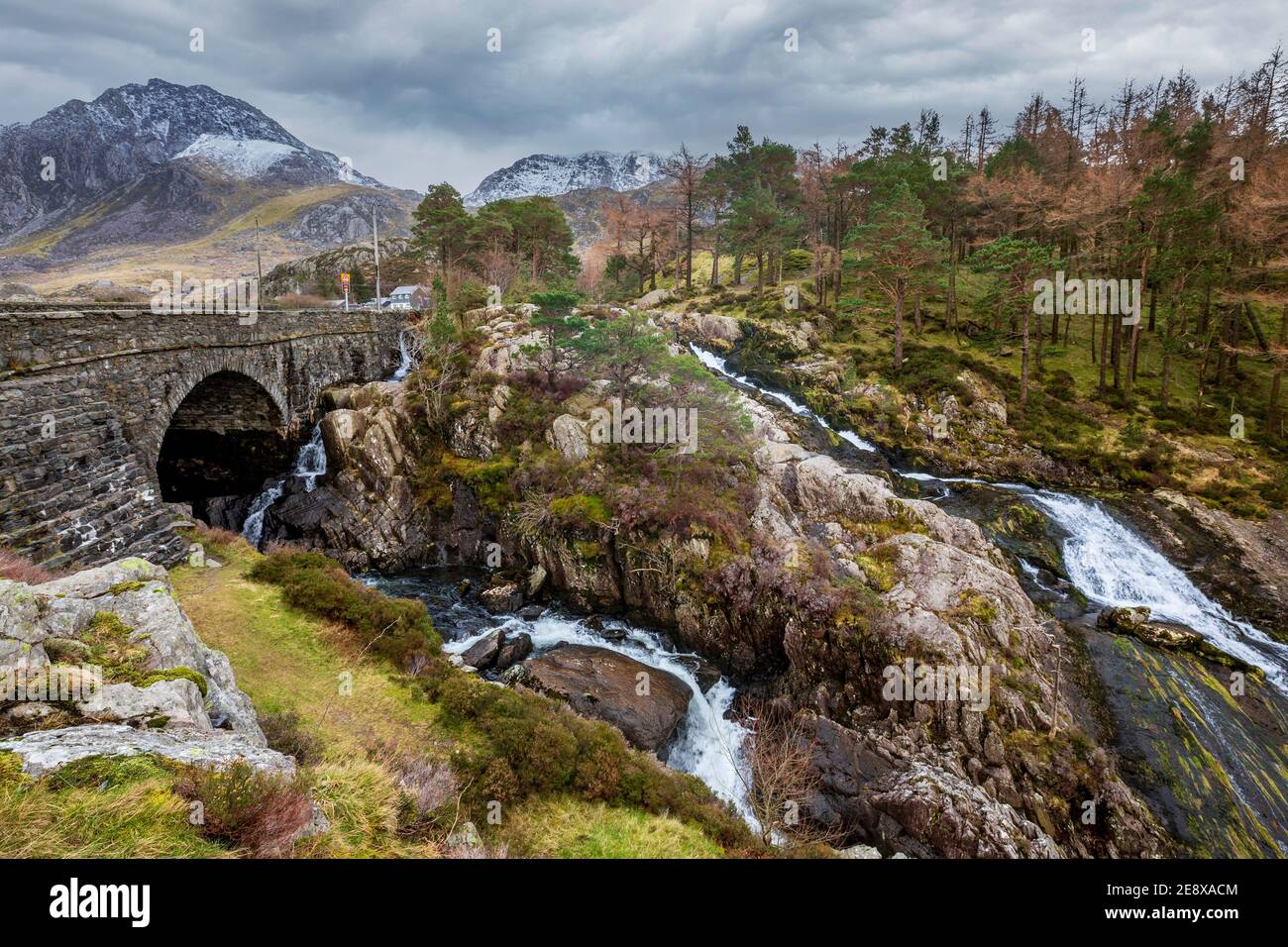 Rhaeadr Ogwen cade e Pen-y-benglog ponte in inverno a Snowdonia, Galles Foto Stock